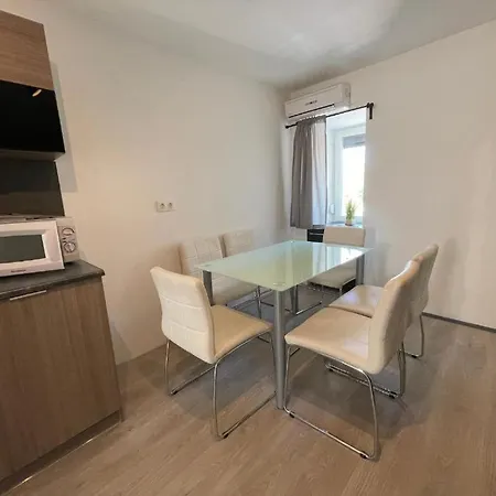 Smeraldo Emelet Apartment *