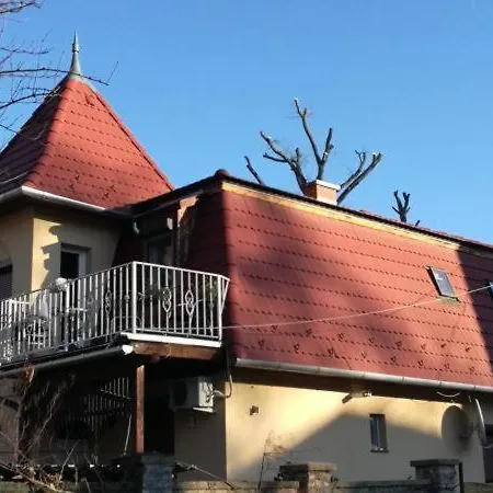 Smeraldo Emelet Apartment